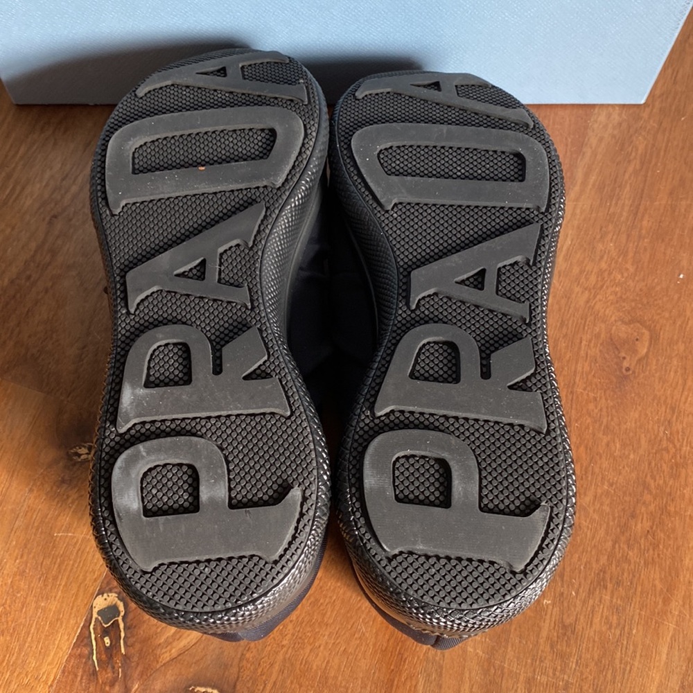Prada Walking Shoes with a leather Bow - Picture 7 of 11